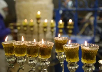 צעירה ערבייה תועדה מכבה נרות חנוכה; וזומנה לחקירה במשטרה