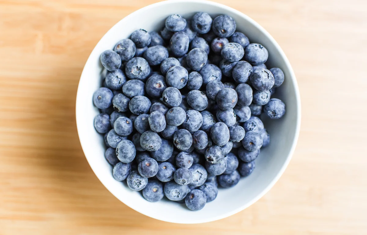 הטעות שגורמת לאוכמניות להתקלקל מהר וכמעט כולם עושים אותה