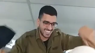 החייל לוקח על עצמו להניח תפילין ותראו איך השמחה קורנת ממנו!