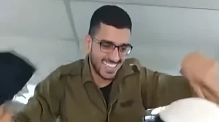 החייל לוקח על עצמו להניח תפילין ותראו איך השמחה קורנת ממנו!