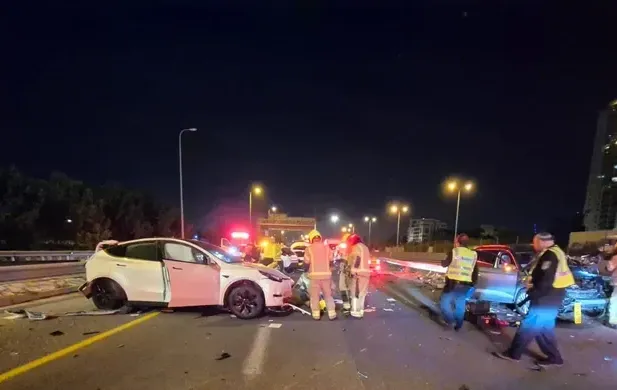 לילה קשה בכביש 4: תאונת שרשרת סמוך למחלף בר־אילן, 8 פצועים