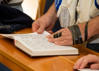 אשרי יושבי ביתך. הדרך הפשוטה שחז״ל הבטיחו שמובילה לעולם הבא.