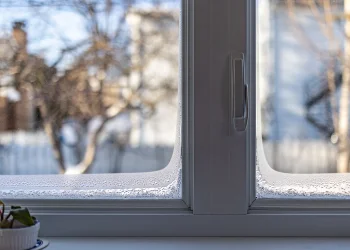 החלון סגור והרוחות שורקות? הטריק הזה ישאיר את הקור החורפי בחוץ החלון סגור והרוחות שורקות? הטריק הזה ישאיר את הקור החורפי בחוץ