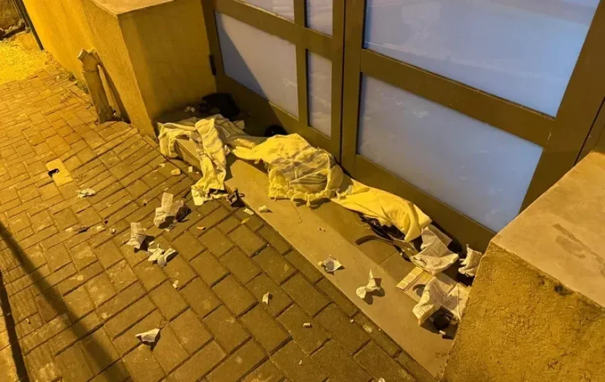 ונדליזם חמור בגבעתיים: השחתת תפילין וטליתות בפתח בית הכנסת