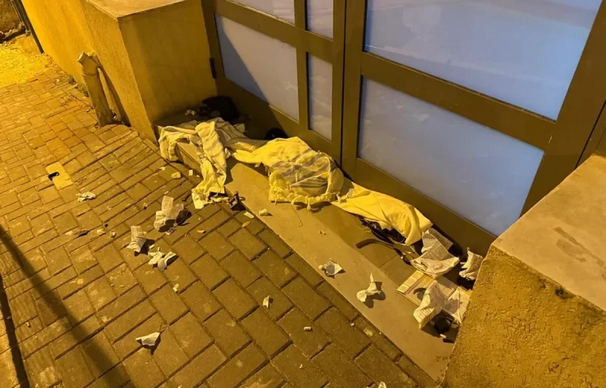 ונדליזם חמור בגבעתיים: השחתת תפילין וטליתות בפתח בית הכנסת ונדליזם חמור בגבעתיים: השחתת תפילין וטליתות בפתח בית הכנסת