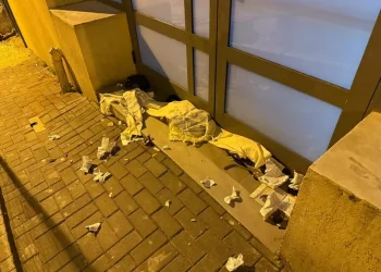 ונדליזם חמור בגבעתיים: השחתת תפילין וטליתות בפתח בית הכנסת ונדליזם חמור בגבעתיים: השחתת תפילין וטליתות בפתח בית הכנסת