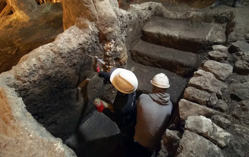בלב ירושלים: מקווה טהרה מימי הבית השני נחשף תחת רחבת הכותל בלב ירושלים: מקווה טהרה מימי הבית השני נחשף תחת רחבת הכותל