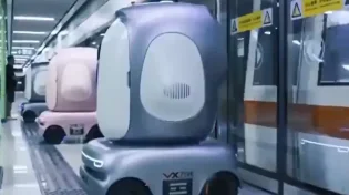 המטרו כבר לא רק לנוסעים: בסין הרובוטים נוסעים ברכבת