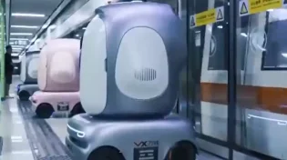 המטרו כבר לא רק לנוסעים: בסין הרובוטים נוסעים ברכבת
