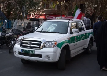 איראן בוערת: הרוג בעימותים, המפגינים קוראים להפלת חמינאי