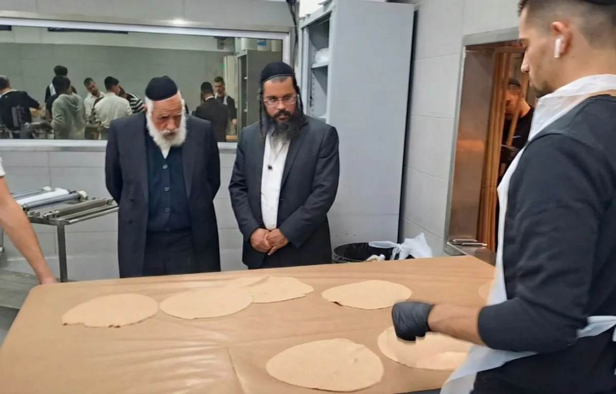 90 יום קודם החג: הגאון רבי שלמה מחפוד ערך סיור מיוחד במאפיית המצות