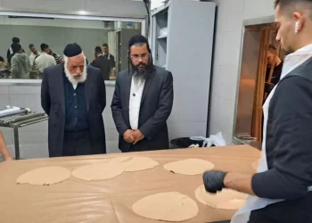 90 יום קודם החג: הגאון רבי שלמה מחפוד ערך סיור מיוחד במאפיית המצות