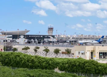 תקלה בשמיים: טיסות מישראל מתעכבות בגלל שיבוש במרחב האווירי של יוון