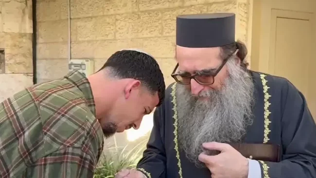 כוכב הנבחרת הגיע להתברך: הביקור של דור תורג׳מן אצל הרב יאשיהו פינטו