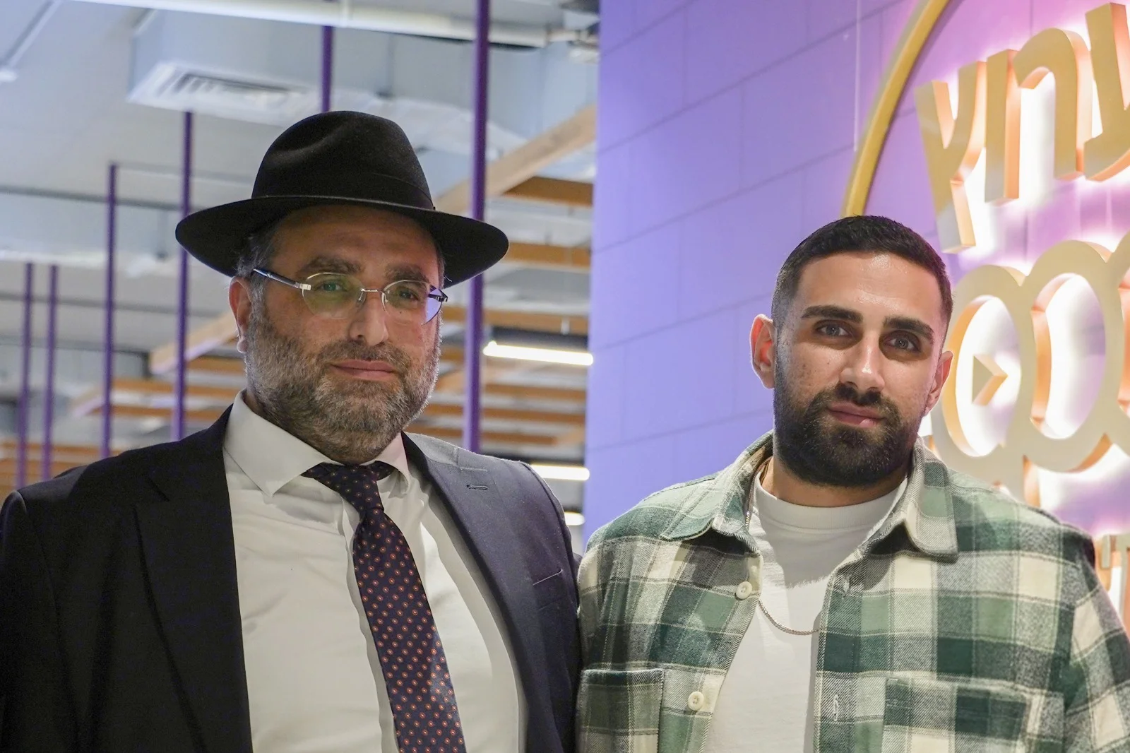 שורד השבי שגב חלפון וראש הועדה הרוחנית בערוץ 2000 הרב יהונתן ענבה שליט"א