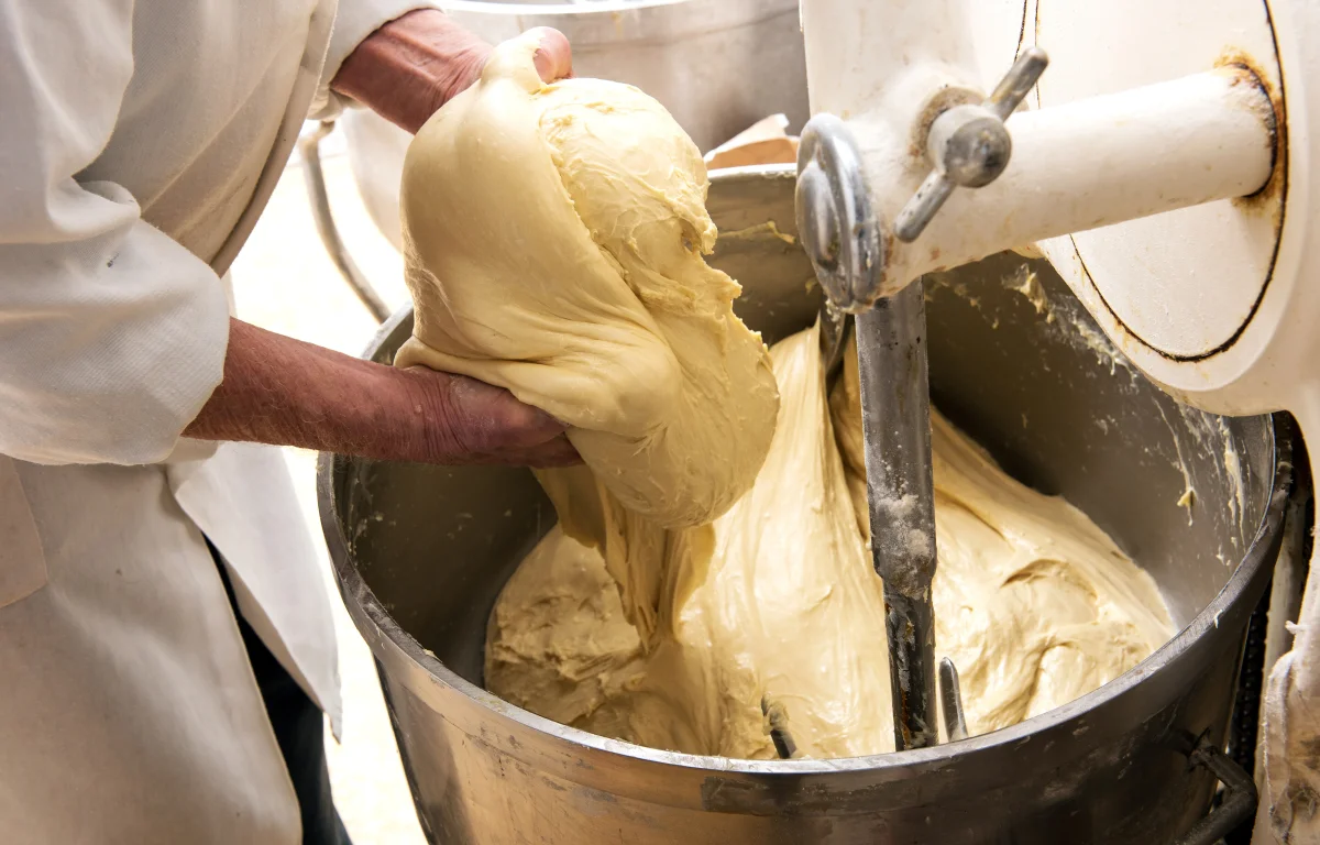 הפרשת חלה במאפיות תעשייתיות: למה זה הרבה יותר מסובך? הפרשת חלה במאפיות תעשייתיות: למה זה הרבה יותר מסובך?