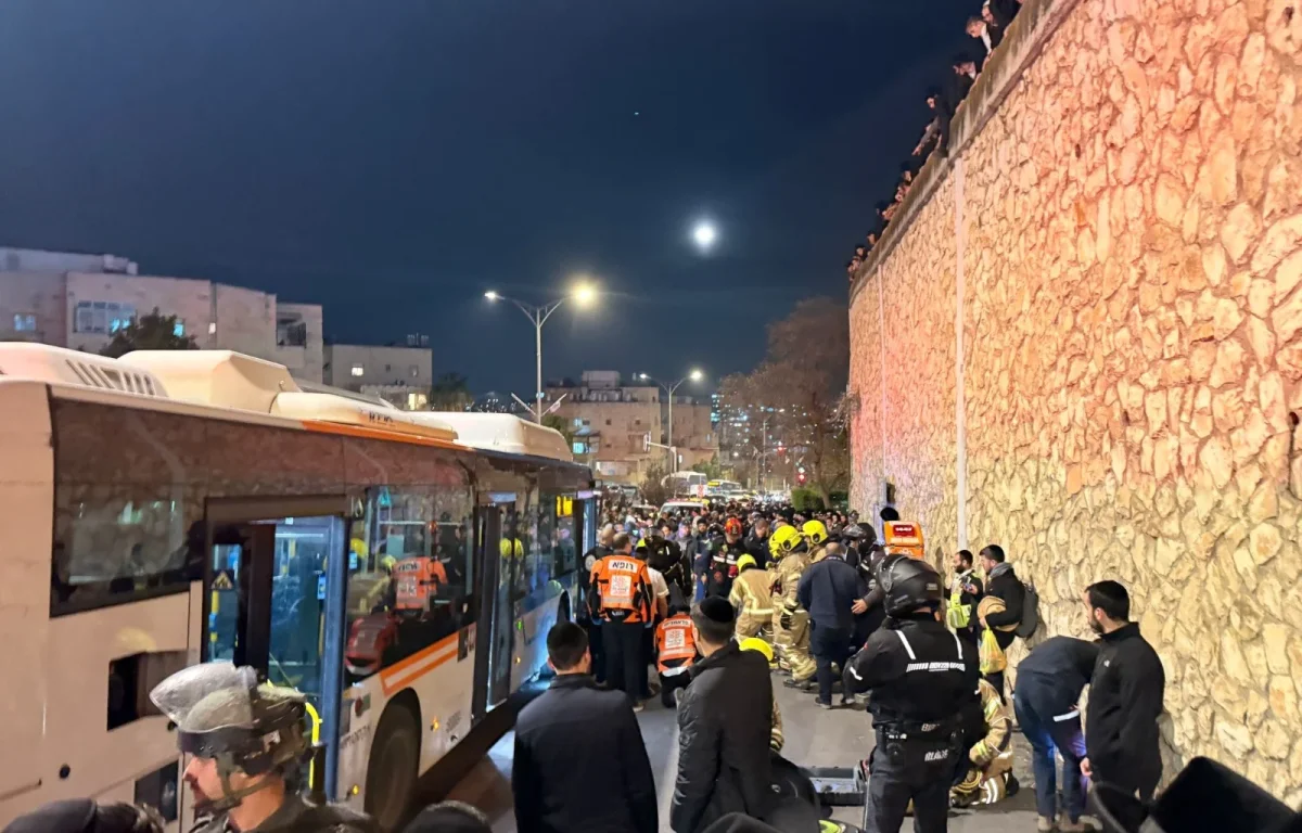 טרגדיה מחרידה בירושלים: נער נהרג מפגיעת אוטובוס במהלך עצרת ההמונים טרגדיה מחרידה בירושלים: נער נהרג מפגיעת אוטובוס במהלך עצרת ההמונים