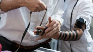 הרב ארז קדוסי על סוד התפילין: "מי שמבין מה קורה, לא מפספס אפילו יום אחד"