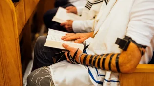 הרגע שבו הטלפון כמעט עצר את התפילה