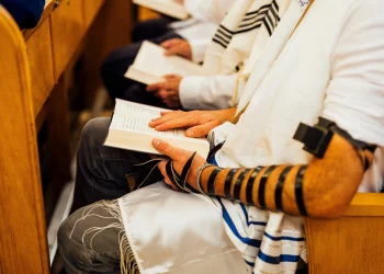 הרגע שבו הטלפון כמעט עצר את התפילה