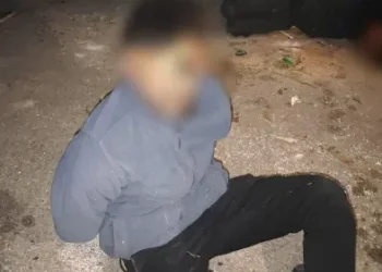 התחזה לשליח וולט וגנב עשרות מזוזות: שני שוהים בלתי חוקיים נעצרו
