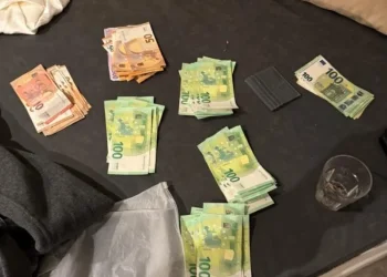 פורצים נרדמו בזירה: שוהים בלתי חוקיים נתפסו ישנים בסלון דירה בת"א