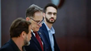 סערת מינוי השגריר: ברוורמן נחקר - סער מגבה, לפיד דורש להשעות