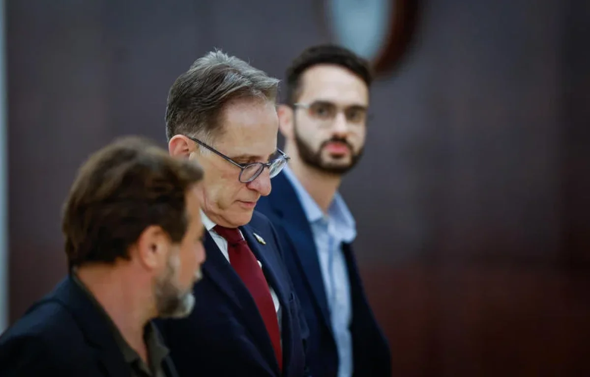 סערת מינוי השגריר: ברוורמן נחקר - סער מגבה, לפיד דורש להשעות