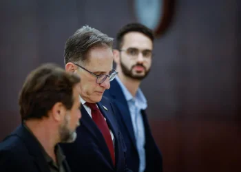 סערת מינוי השגריר: ברוורמן נחקר - סער מגבה, לפיד דורש להשעות