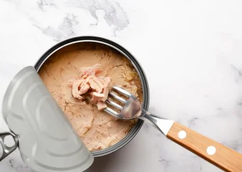 אוכלים ישירות מקופסאות שימורים? הגיע הזמן לקרוא את האותיות הקטנות