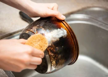 הסיר נשרף? כך תחזירו אותו נקי בלי לגרד ובלי להתאמץ