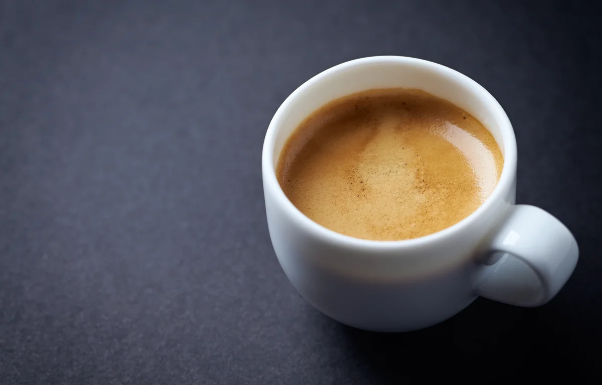 שותים קפה על בטן ריקה? זה מה שקורה לגוף שלכם בכל בוקר