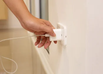 ההרגל היומיומי הזה גוזל לכם מאות שקלים בשנה בלי שתשימו לב