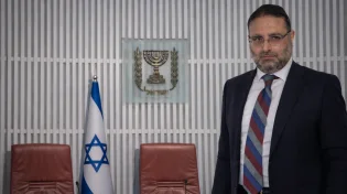 איראן מאיימת מבחוץ - ובפנים? הם נלחמים בתורה!