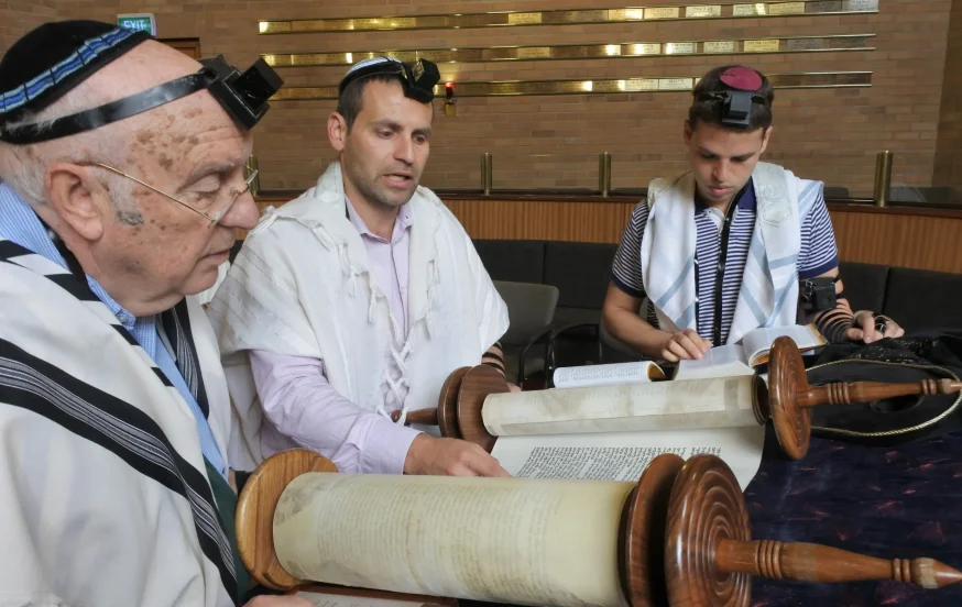 מאיזו דרך הולכים? מנהגי עלייה לתורה שאולי לא הכרתם מאיזו דרך הולכים? מנהגי עלייה לתורה שאולי לא הכרתם