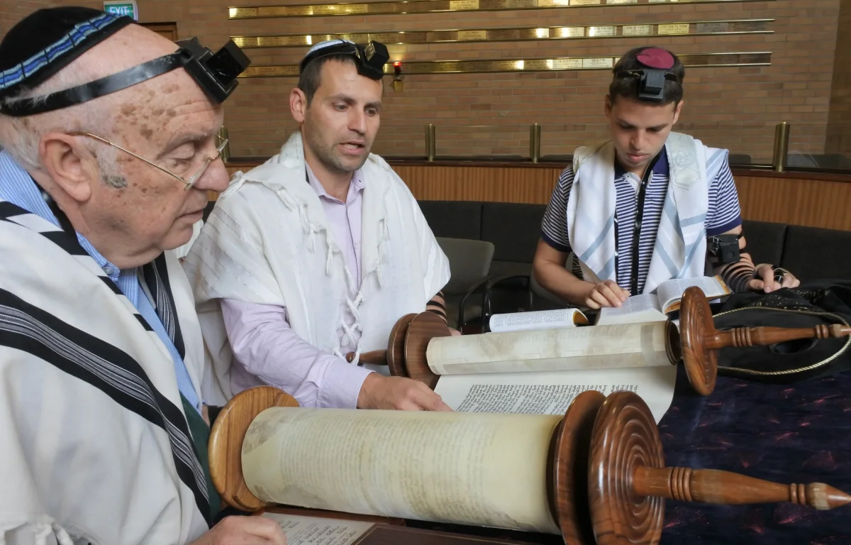 מאיזו דרך הולכים? מנהגי עלייה לתורה שאולי לא הכרתם