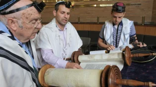 מאיזו דרך הולכים? מנהגי עלייה לתורה שאולי לא הכרתם