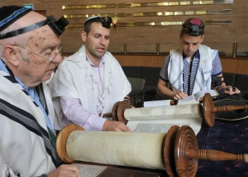 מאיזו דרך הולכים? מנהגי עלייה לתורה שאולי לא הכרתם