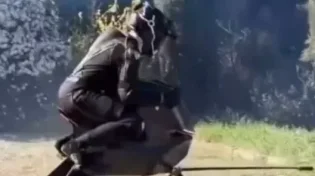 האופנוע שכבר עף באוויר ומגיע למהירות 200 קמש