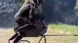 האופנוע שכבר עף באוויר ומגיע למהירות 200 קמש