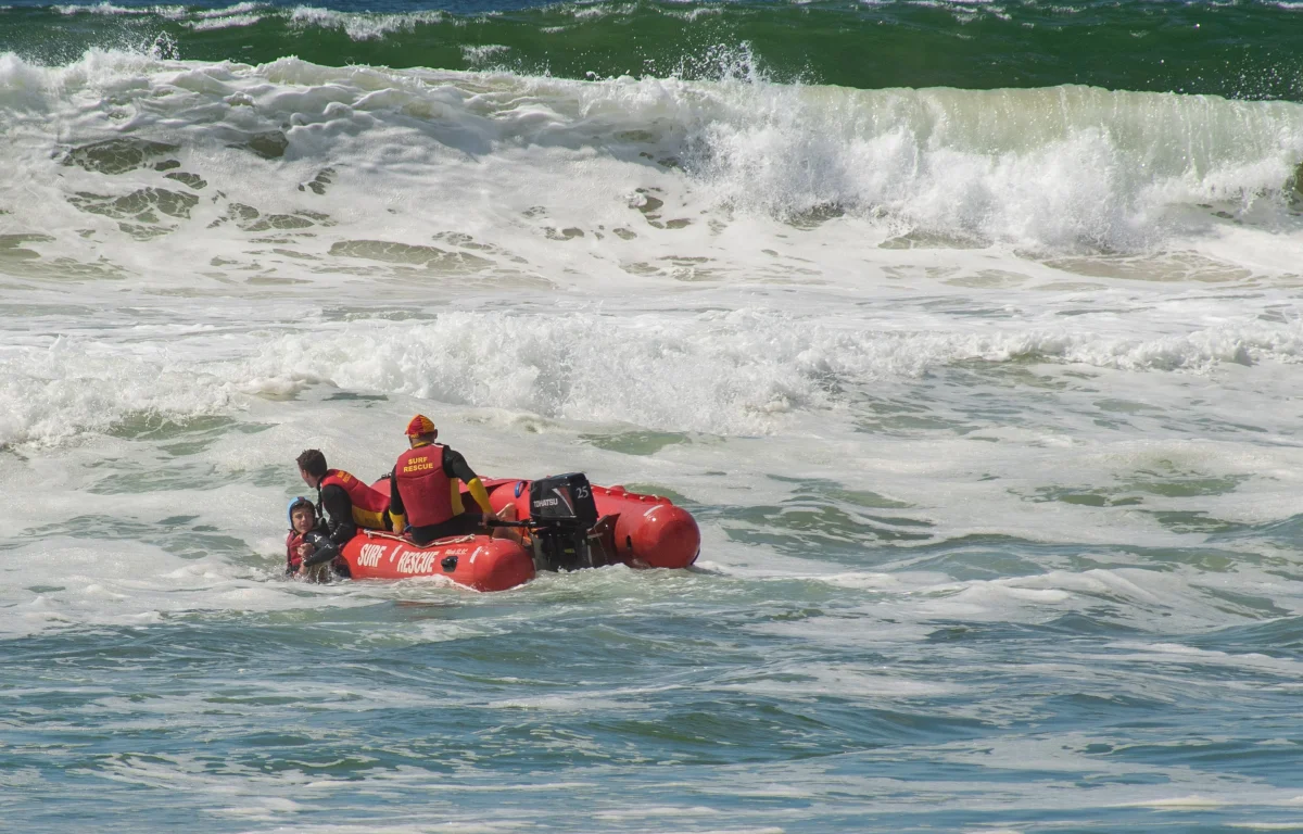 הסיוט חוזר לאותו חוף: צעיר נאבק על חייו לאחר תקיפת כריש