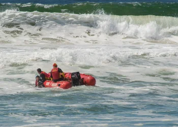 הסיוט חוזר לאותו חוף: צעיר נאבק על חייו לאחר תקיפת כריש