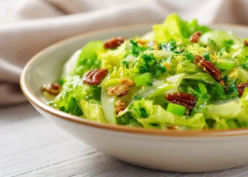 סלט ירוק עשיר שמשלב מתיקות טבעית וקראנץ ממכר