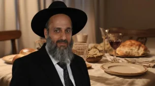 הרב יניב עזיז: שוקולד, עוגה ושתייה בסעודה - מה מברכים ומתי?