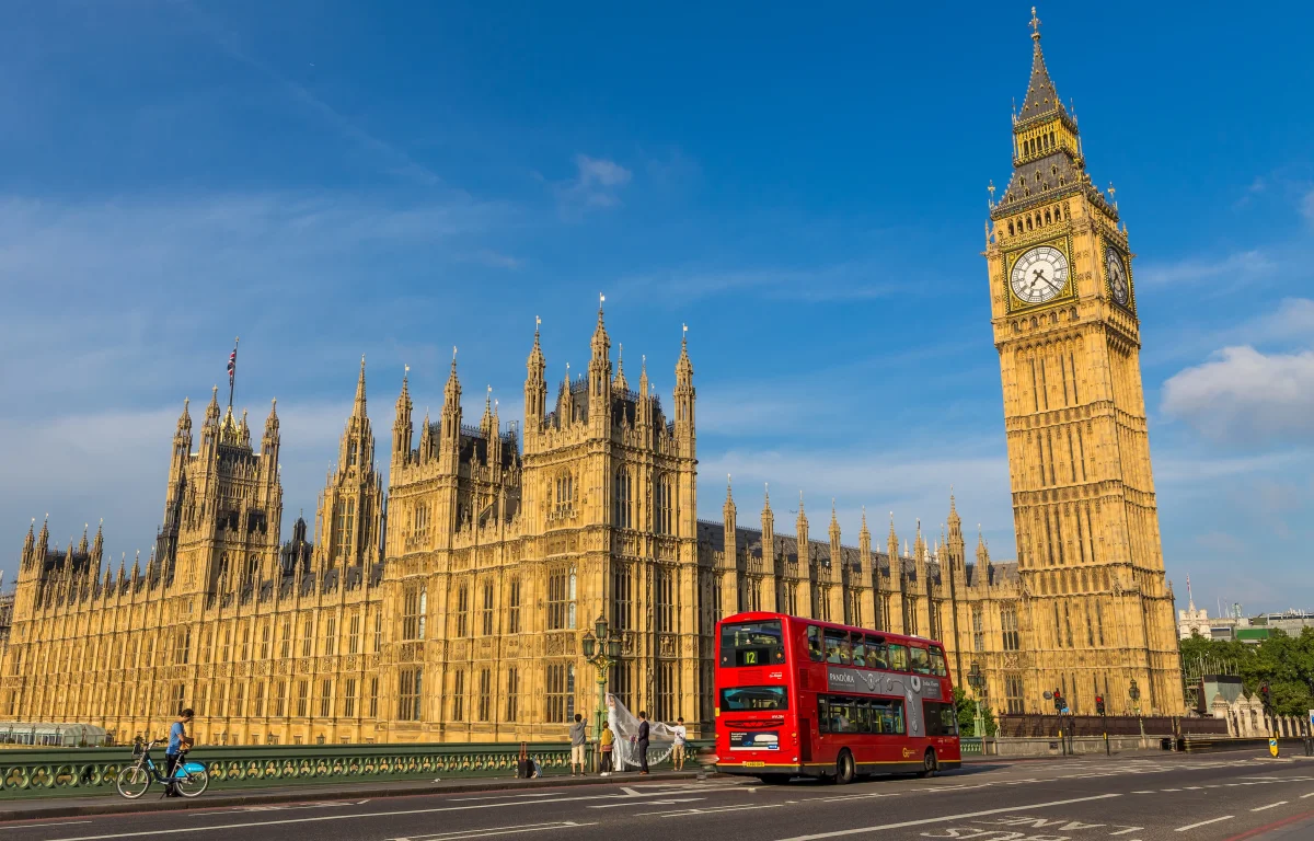 בריטניה משנה את הכללים: כך זה ישפיע על ישראלים