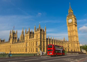 בריטניה משנה את הכללים: כך זה ישפיע על ישראלים