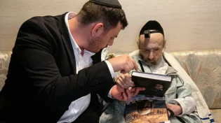 המקובל רבי דב קוק קיבל במעונו את צוות ערוץ 2000 - כך הוא הגיב