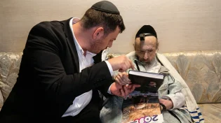 המקובל רבי דב קוק קיבל במעונו את צוות ערוץ 2000 - כך הוא הגיב