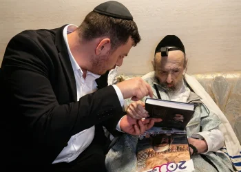 המקובל רבי דב קוק קיבל במעונו את צוות ערוץ 2000 - כך הוא הגיב