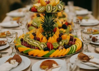 כך תכינו מגש פירות מושלם לט״ו בשבט מלא בצבע וטעם כך תכינו מגש פירות מושלם לט״ו בשבט מלא בצבע וטעם